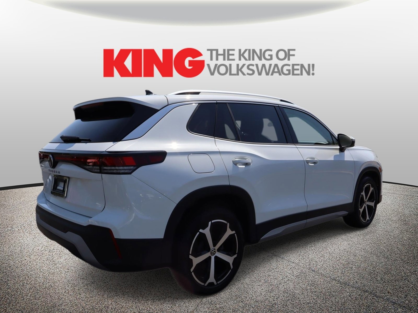 Used 2025 Volkswagen Tiguan SE image 3