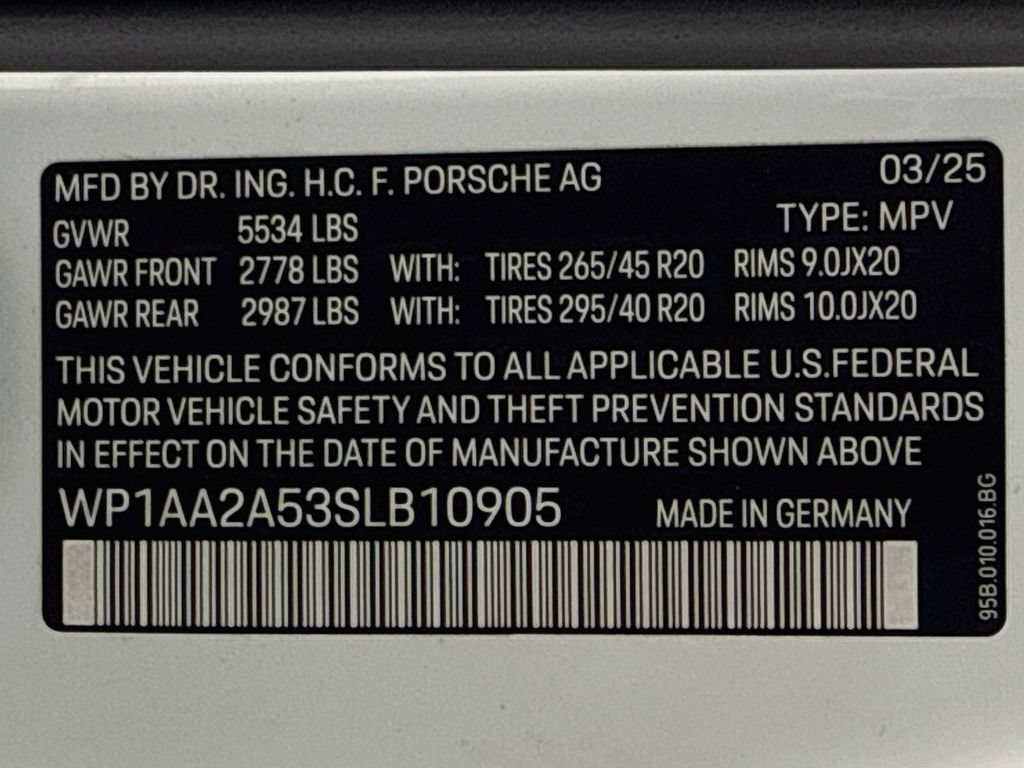 Certified 2025 Porsche Macan AWD/4WD image 34