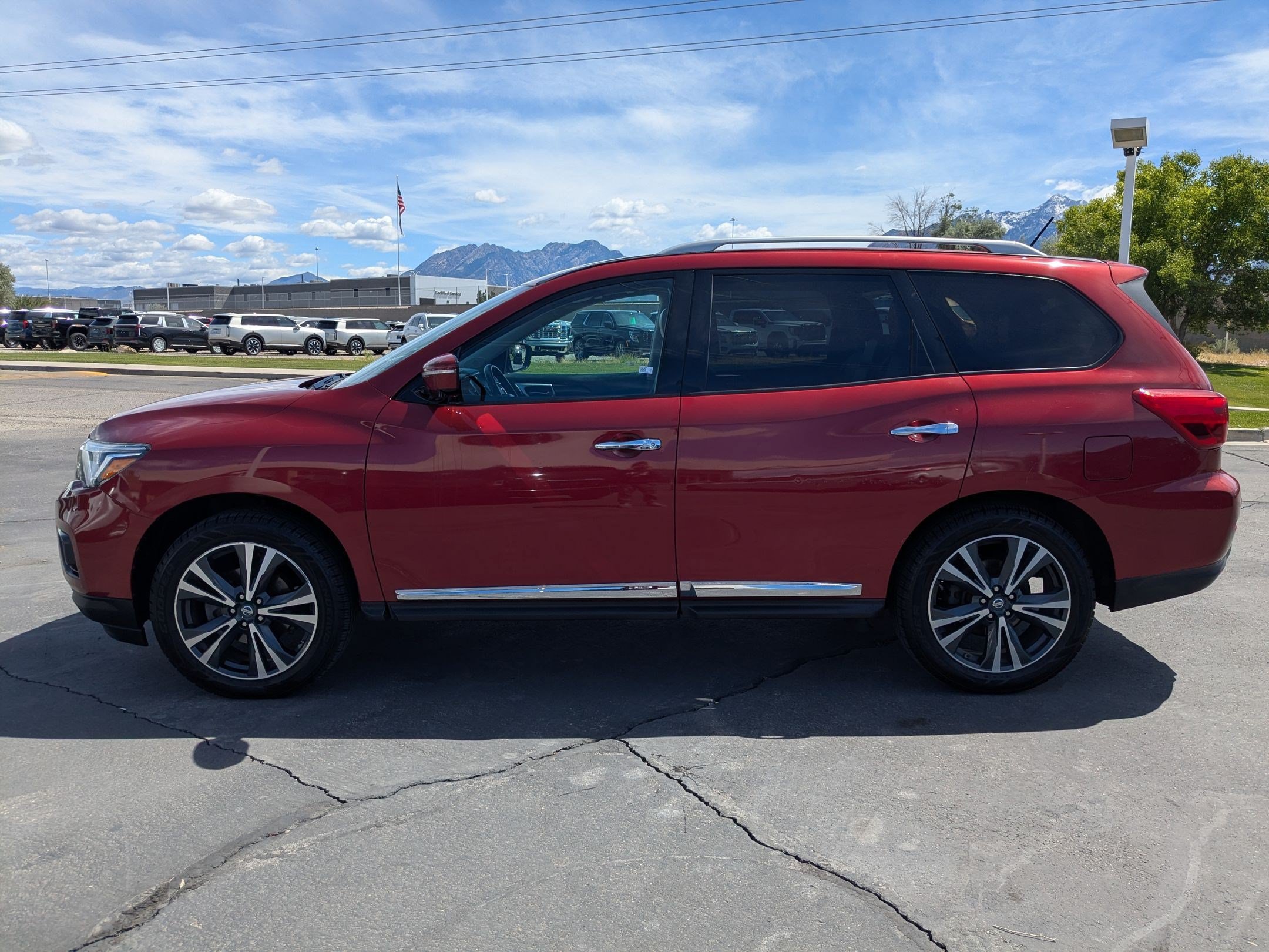 Used 2017 Nissan Pathfinder Platinum w/ Family Entertainment Package AWD/4WD image 2