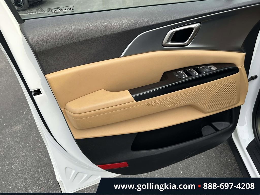 Used 2023 Kia Carnival LX image 15