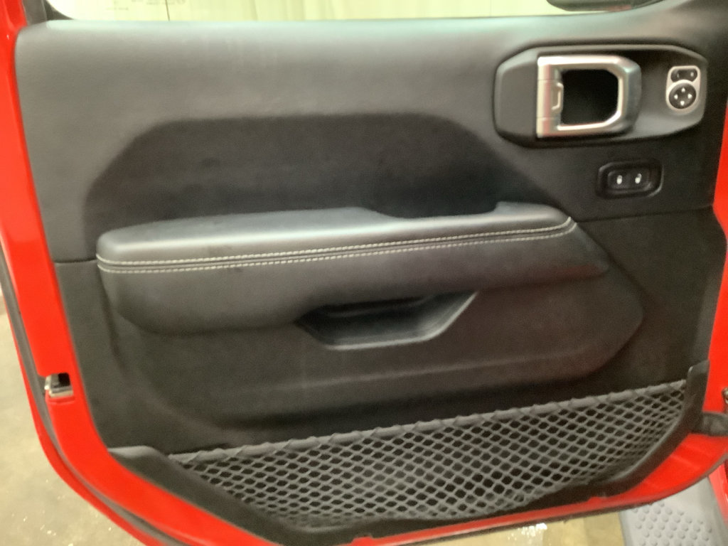 Used 2018 Jeep Wrangler Unlimited Sahara AWD/4WD image 12