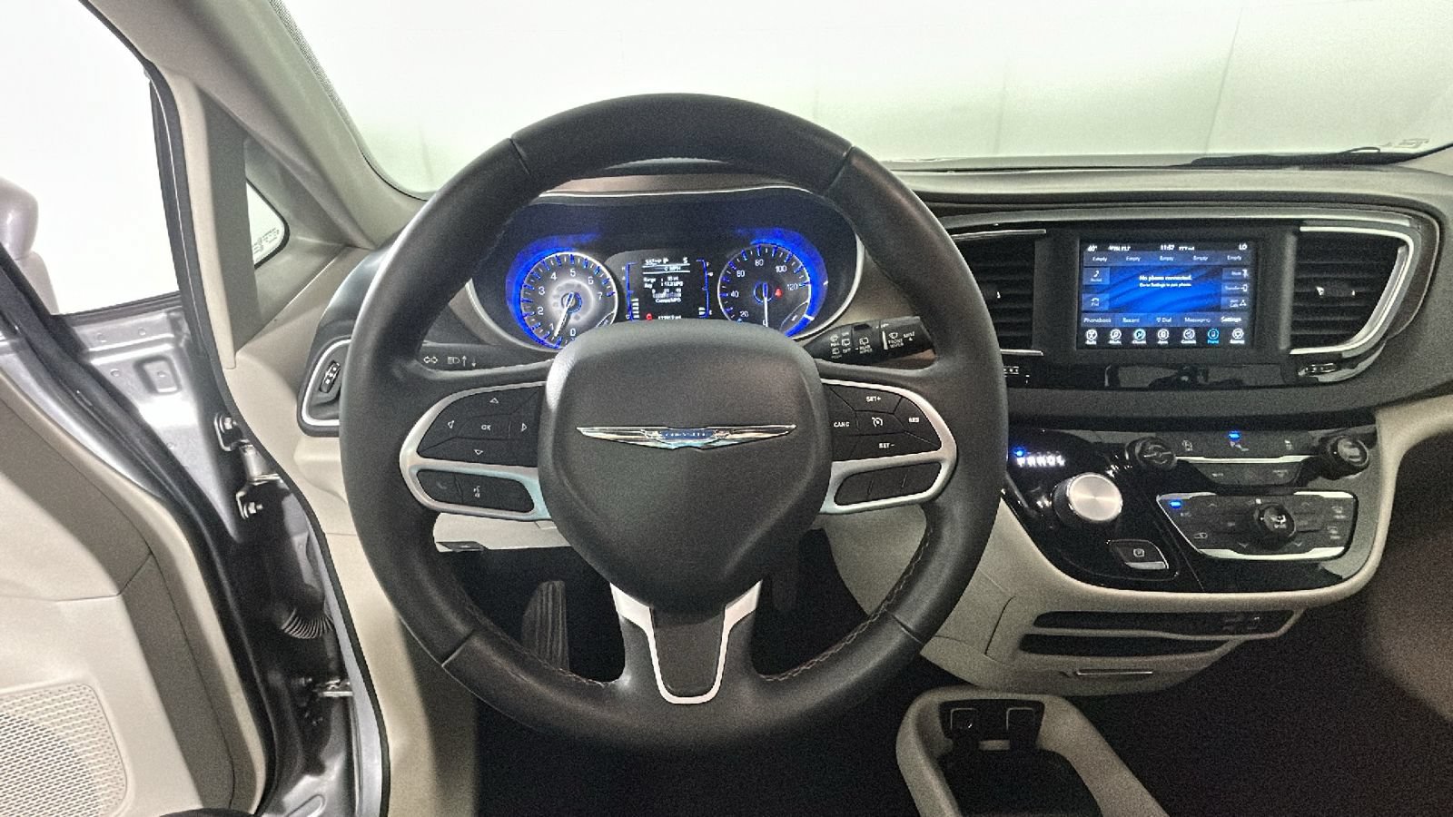 Used 2018 Chrysler Pacifica Touring-L FWD image 16