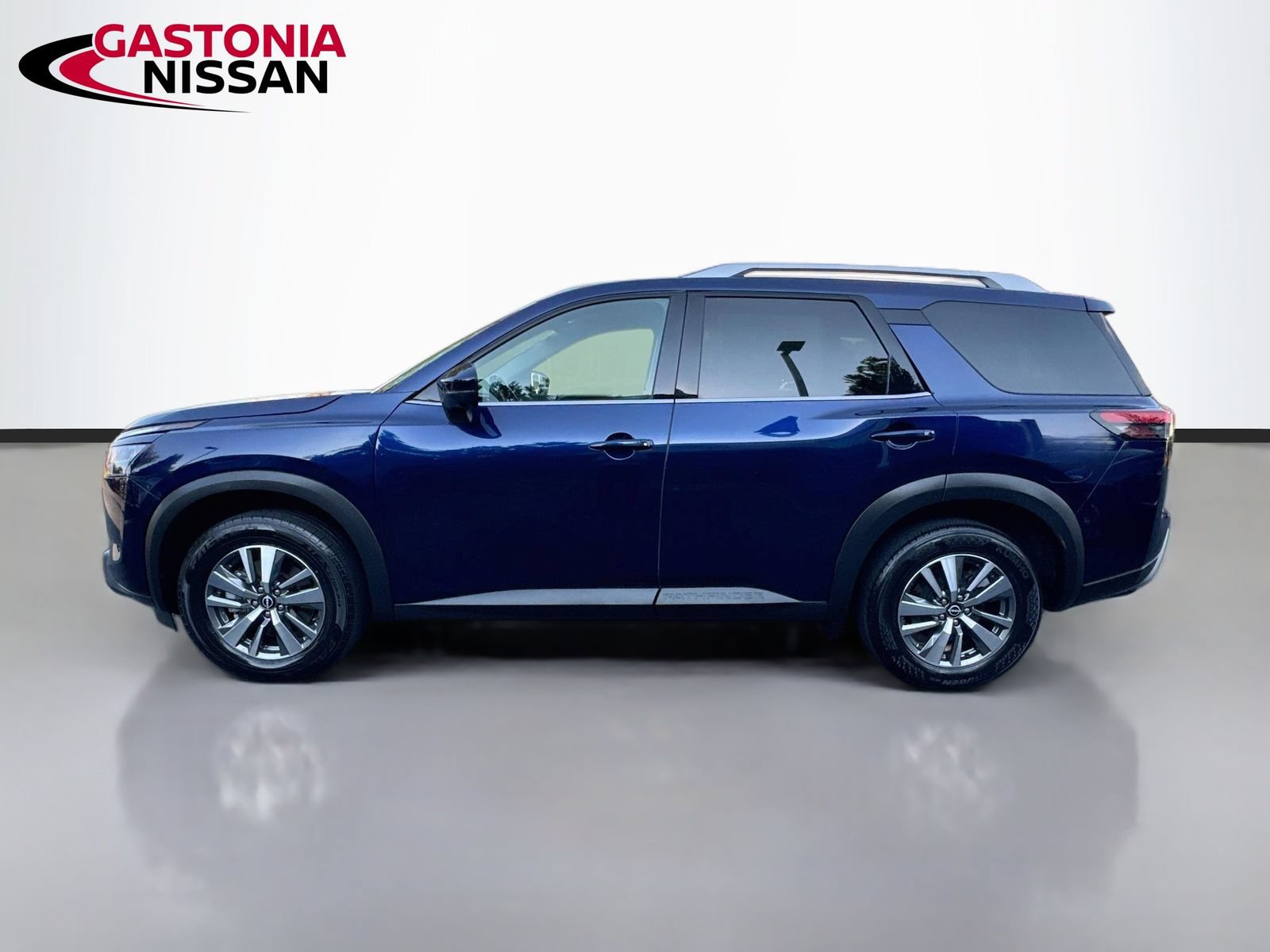 Used 2025 Nissan Pathfinder SL FWD image 5