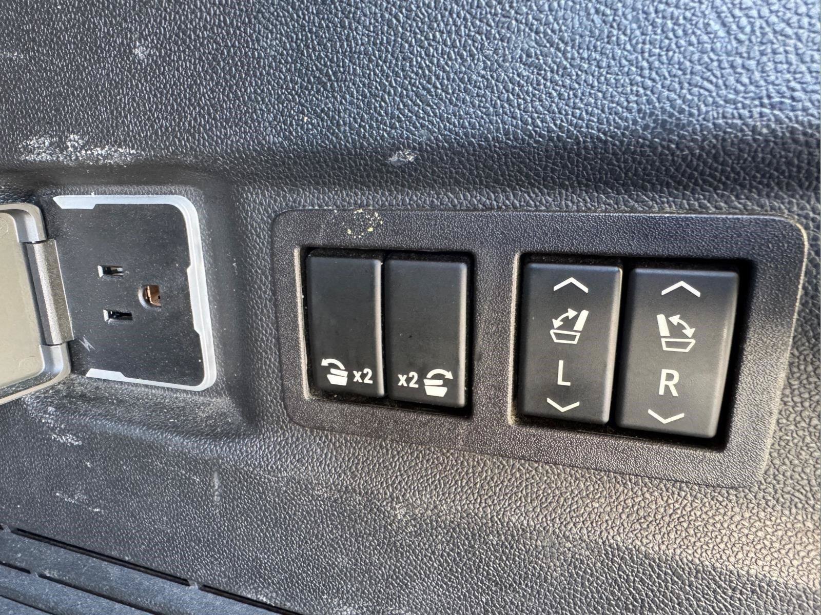 Used 2023 Chevrolet Tahoe Premier AWD/4WD image 12