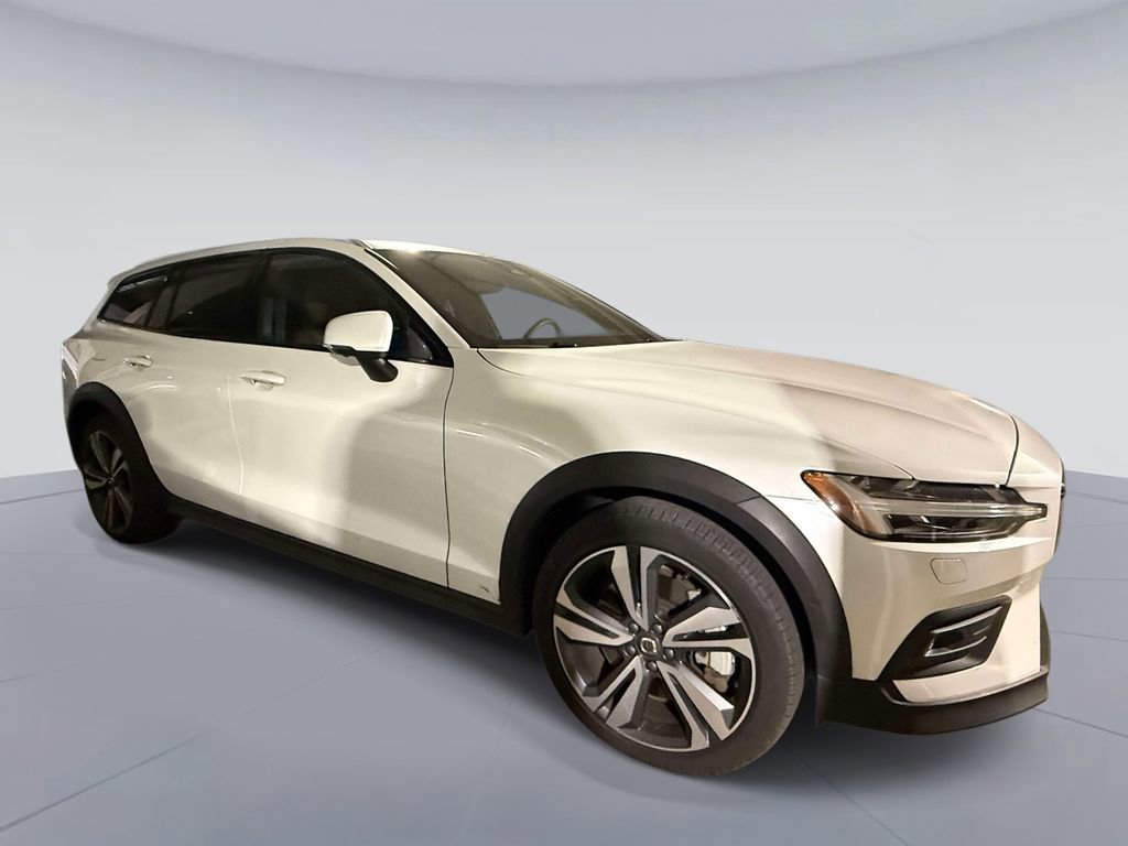 Used 2025 Volvo V60 B5 Cross Country Plus AWD/4WD image 3