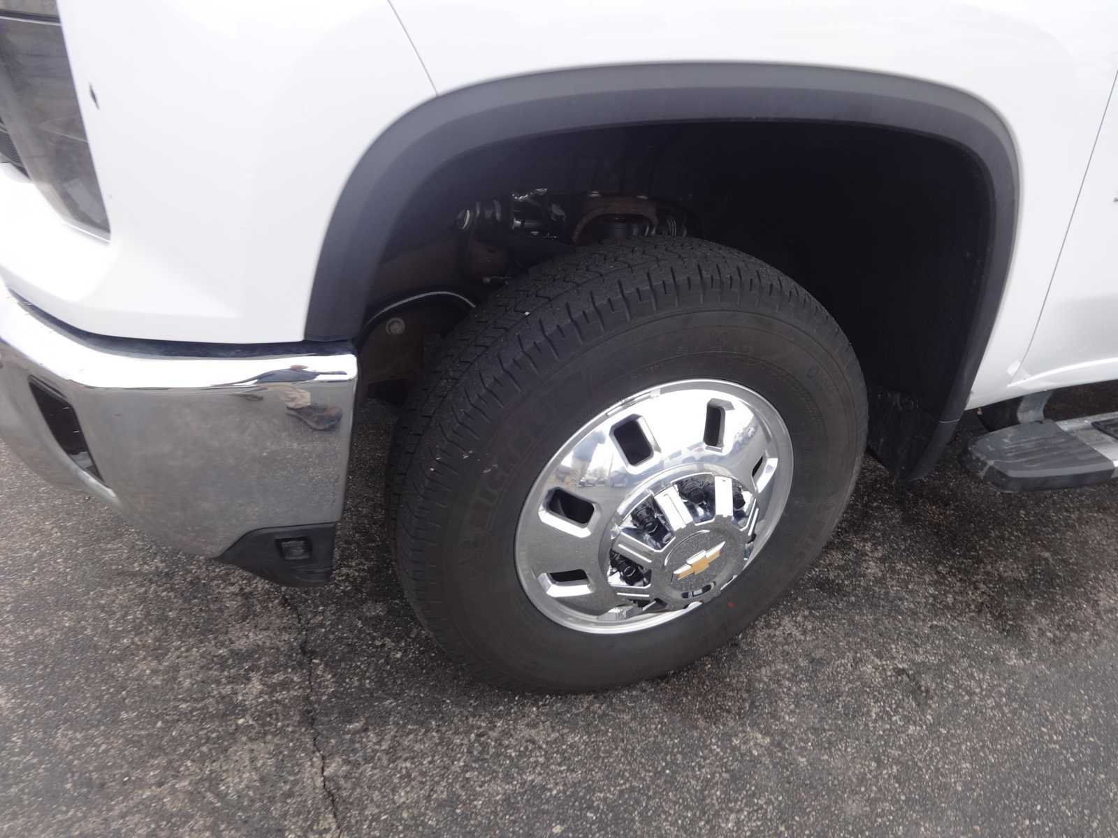 Used 2025 Chevrolet Silverado 3500 LT w/ Safety Package image 4