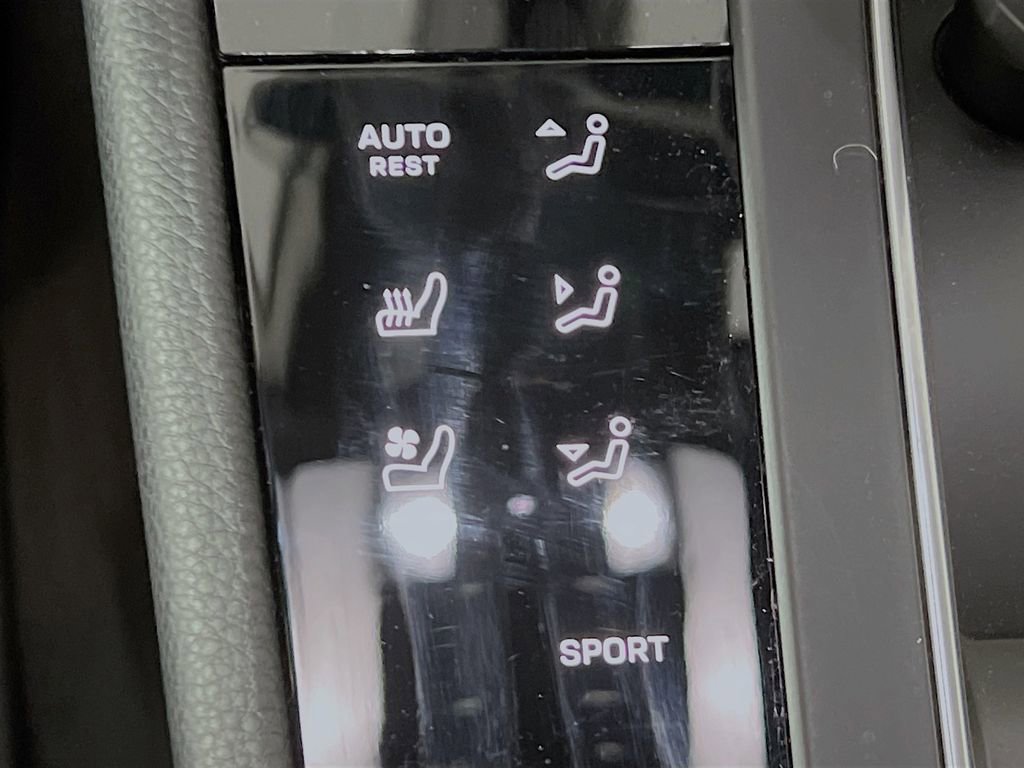 Certified 2025 Porsche Macan AWD/4WD image 23