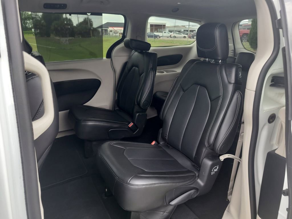 Used 2024 Chrysler Pacifica Touring-L image 11