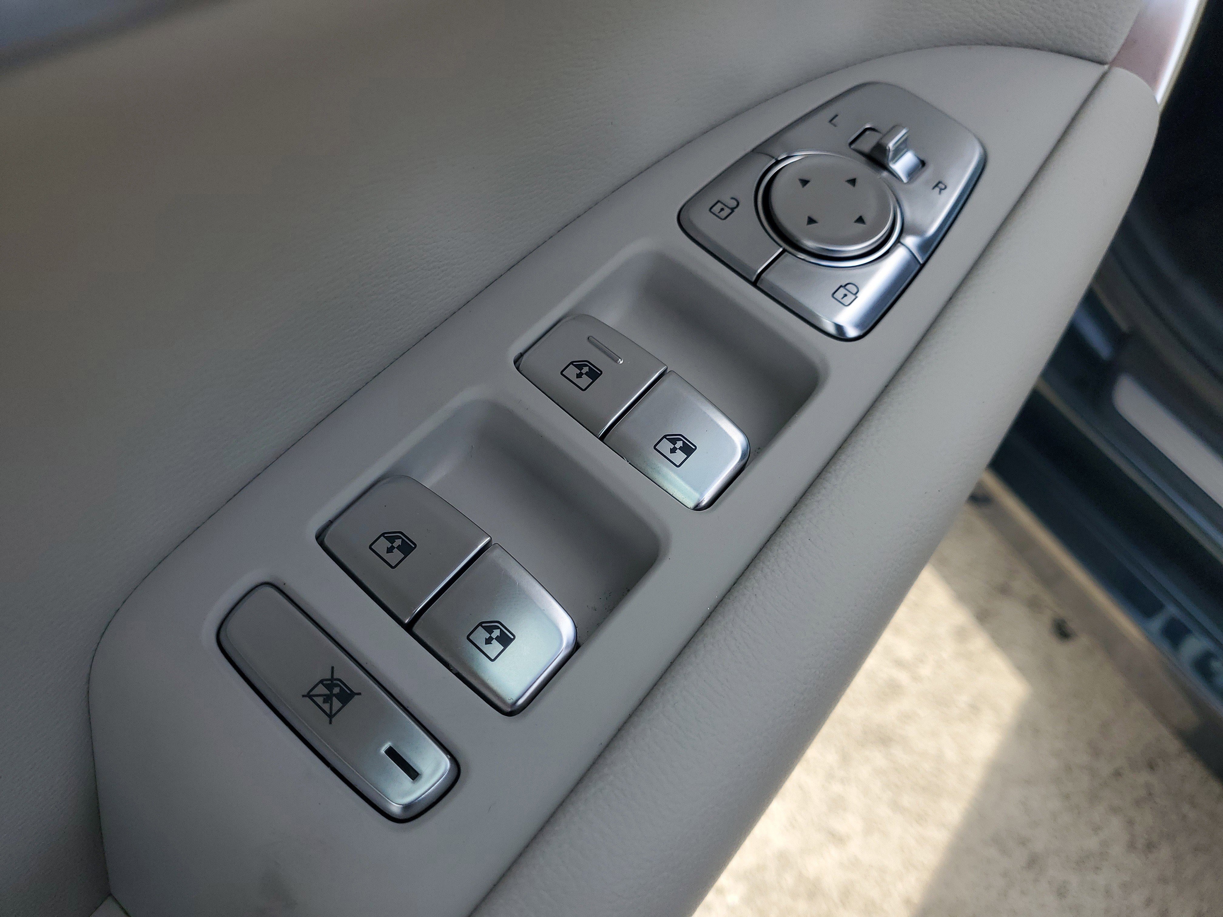 Used 2025 Genesis G70 2.5T image 19