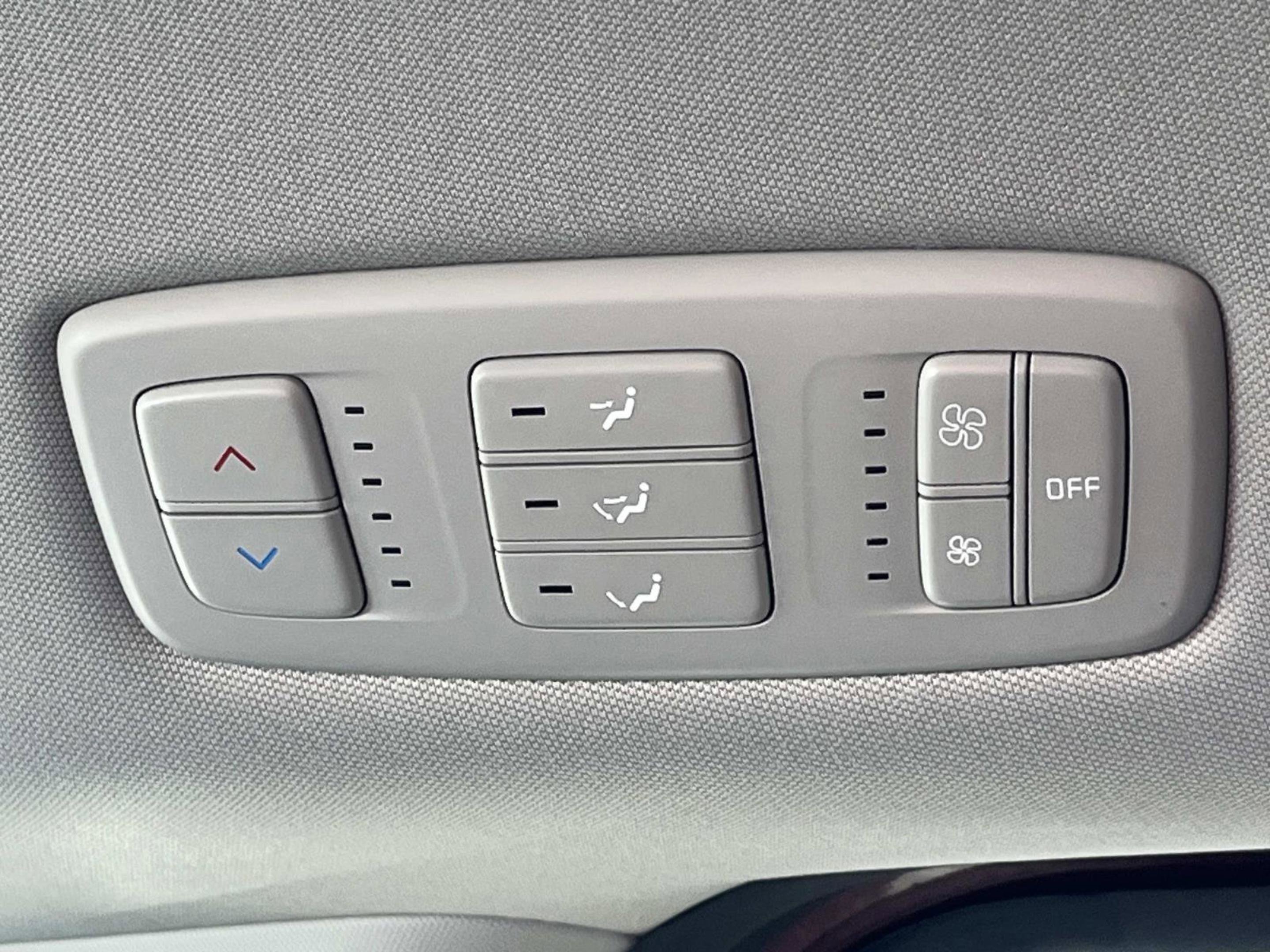 Used 2024 Kia Carnival LX image 18