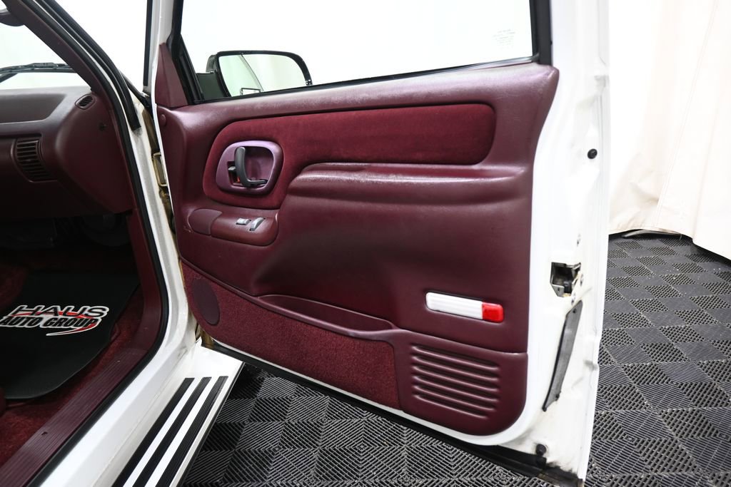 Used 1995 Chevrolet Tahoe 4WD image 16