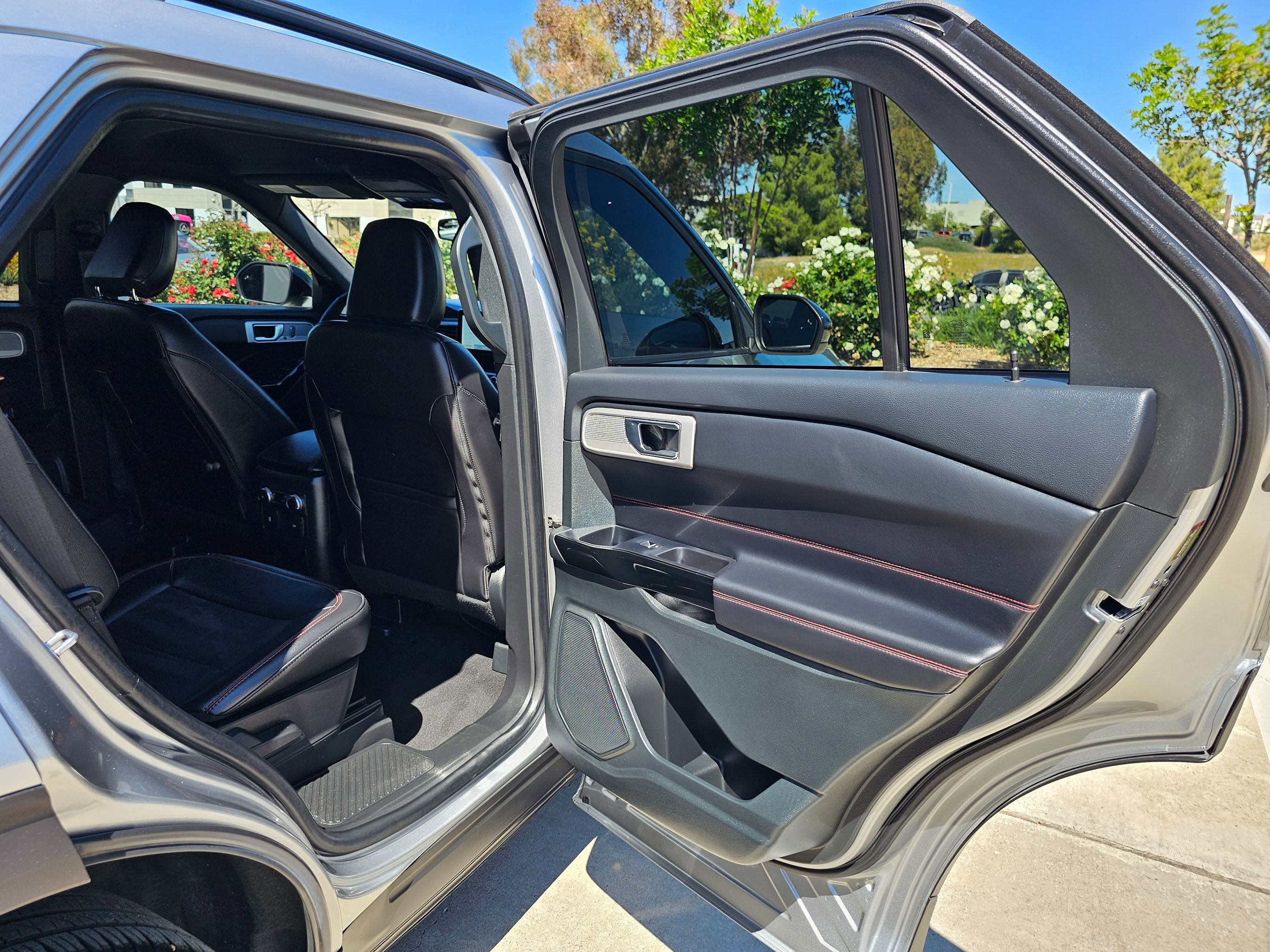 Used 2024 Ford Explorer ST-Line w/ Class IV Trailer Tow Package RWD image 29