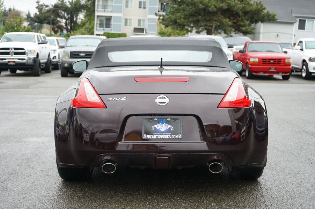 Used 2010 Nissan 370Z Touring w/ Sport Pkg RWD image 4