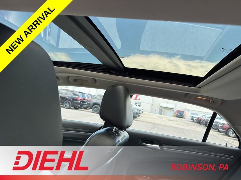 Used 2019 Chrysler 300 Touring w/ Quick Order Package 2EF RWD image 9