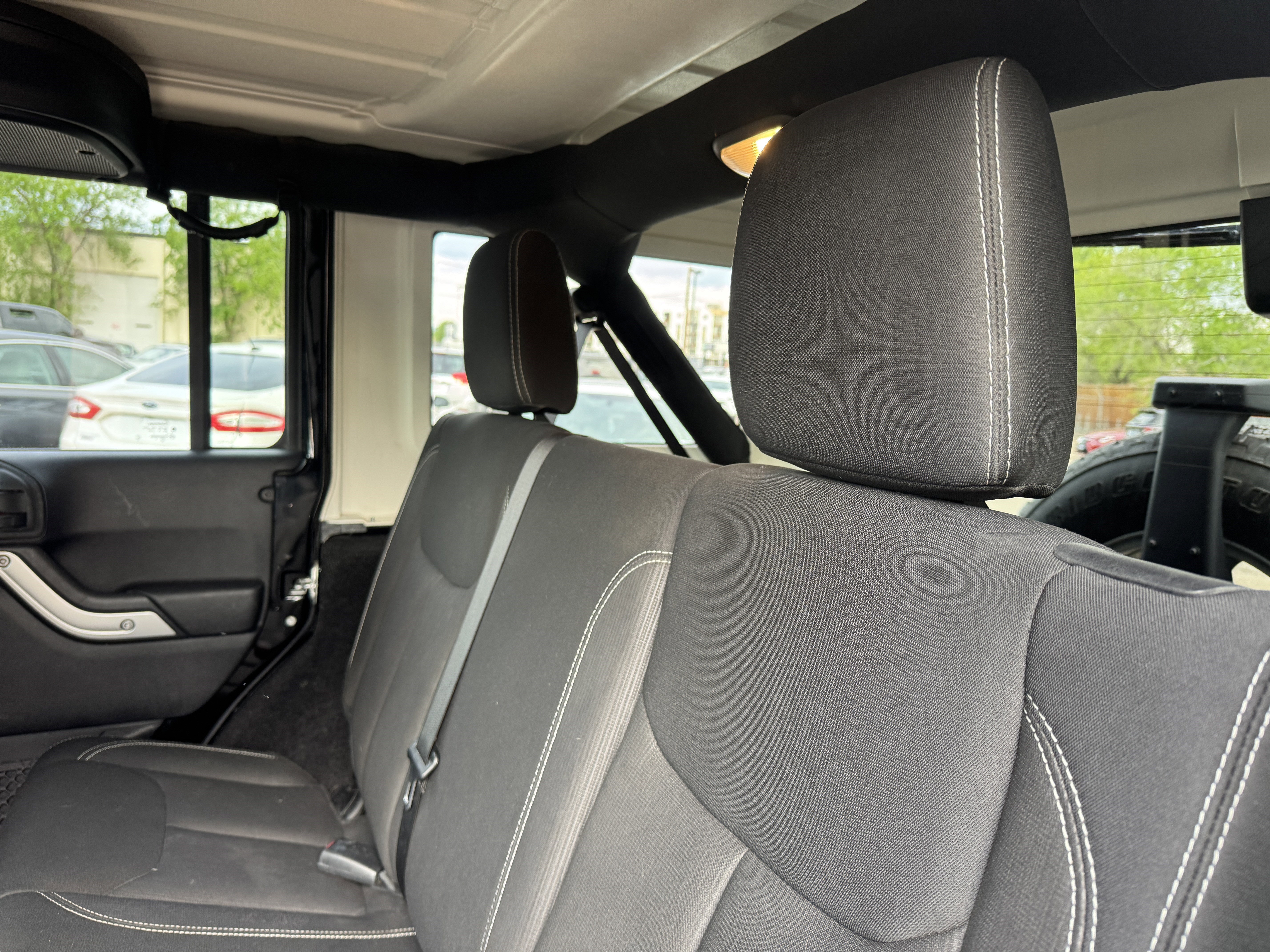 Used 2015 Jeep Wrangler Unlimited Sahara w/ Connectivity Group AWD/4WD image 15