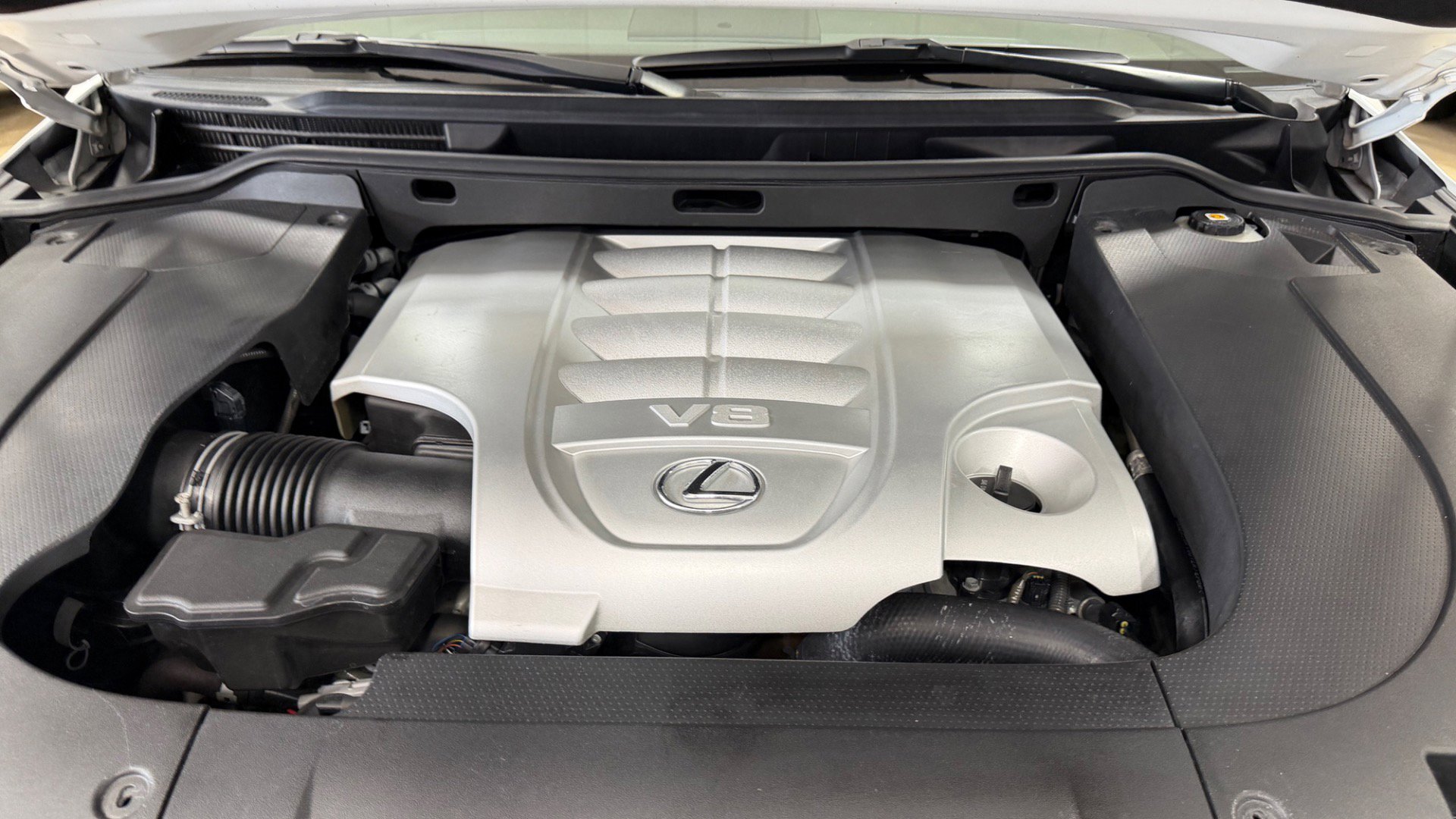 Used 2013 Lexus LX 570 4WD w/ Luxury Pkg w/Pre-crash image 26