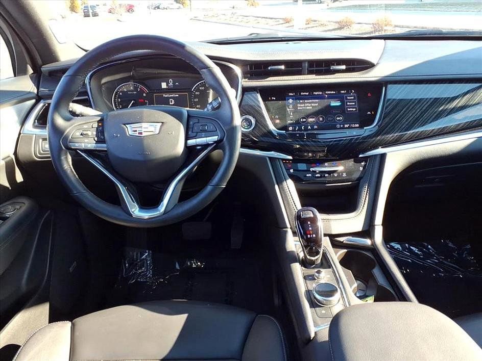 Used 2025 Cadillac XT6 Premium Luxury image 24