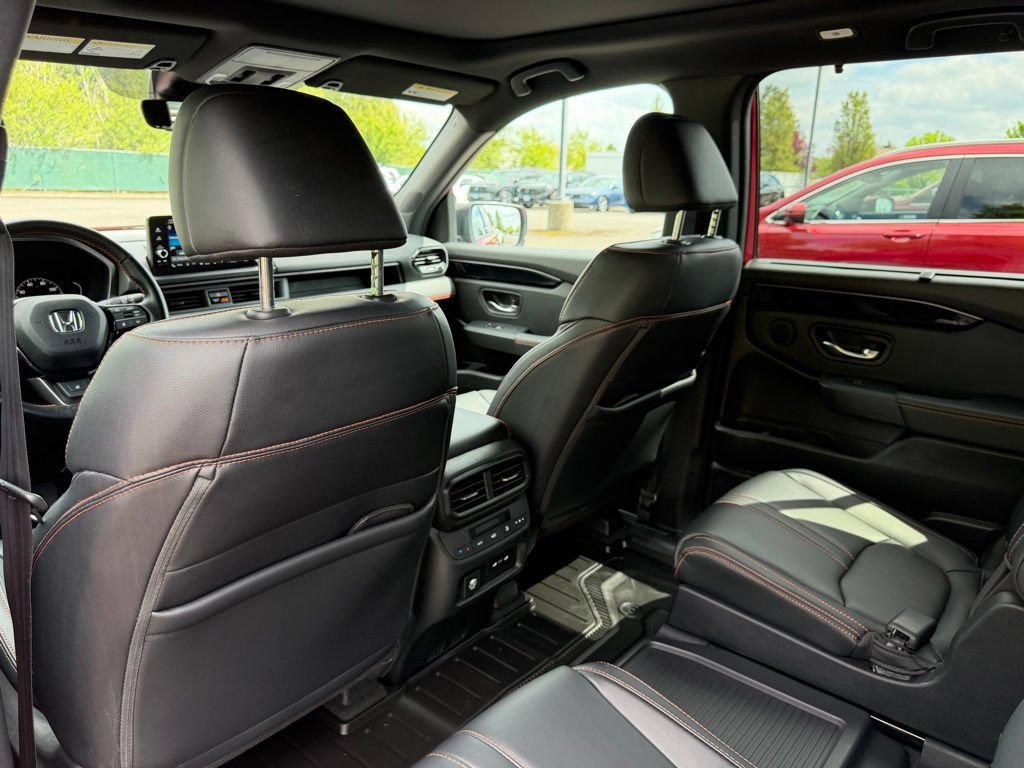 Used 2025 Honda Pilot TrailSport image 31