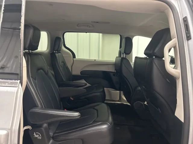 Used 2024 Chrysler Pacifica Touring-L image 22