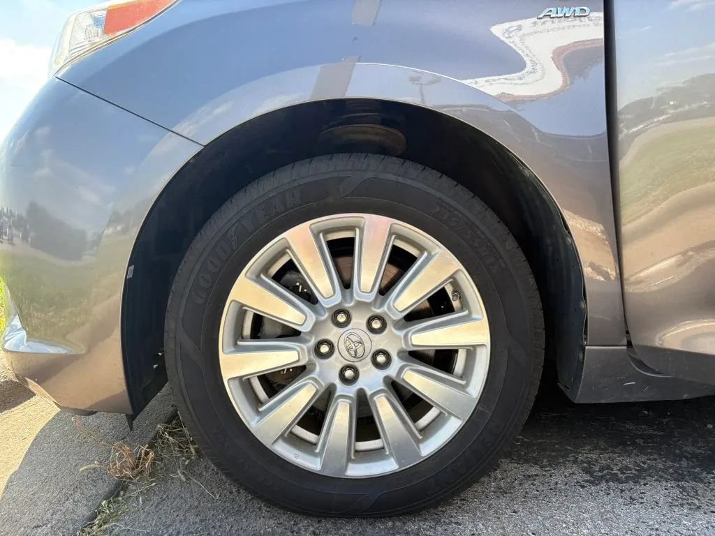 Used 2017 Toyota Sienna XLE Premium AWD/4WD image 32