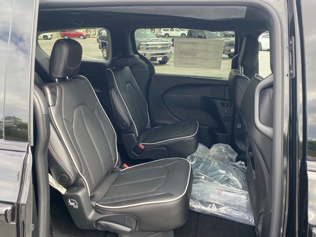 New 2026 Chrysler Pacifica Limited w/ S Appearance Package FWD image 31