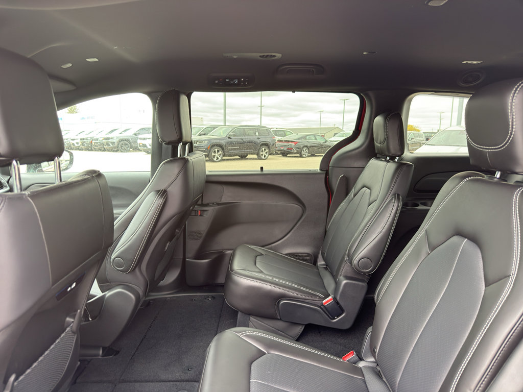 New 2026 Chrysler Pacifica Select AWD/4WD image 32