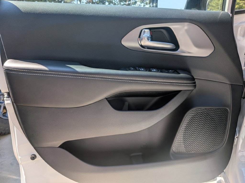 New 2027 Chrysler Pacifica LX FWD image 11