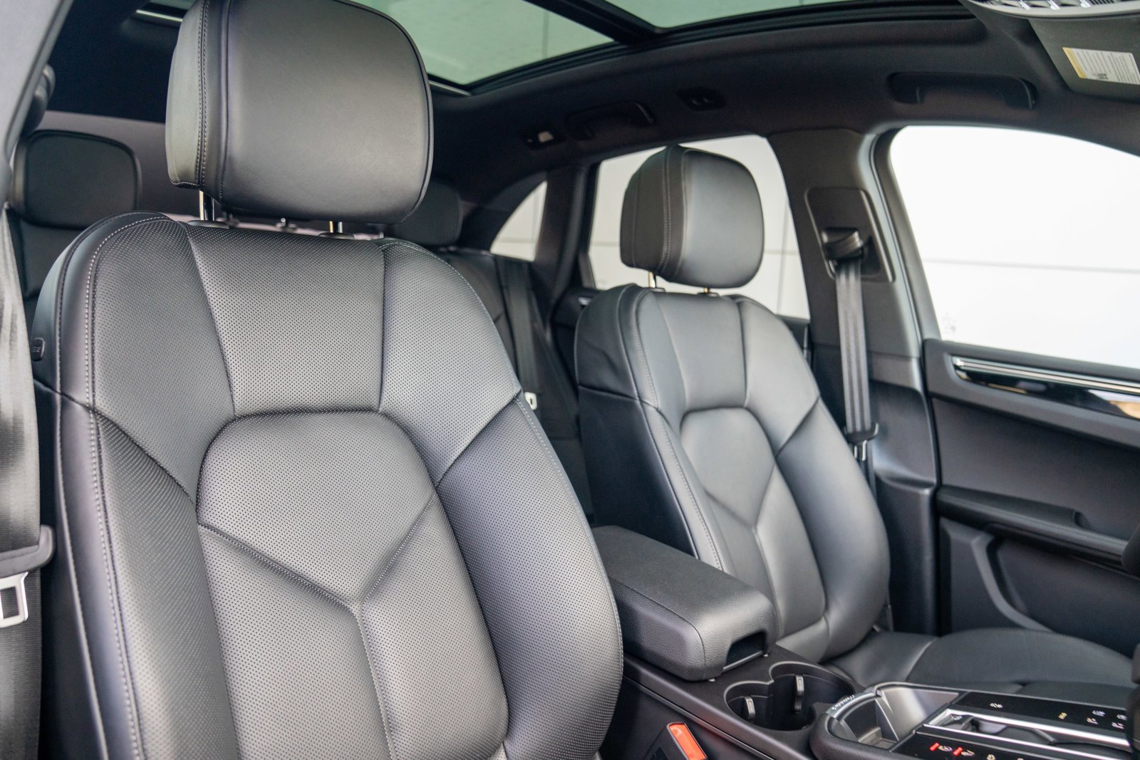 Certified 2025 Porsche Macan image 26