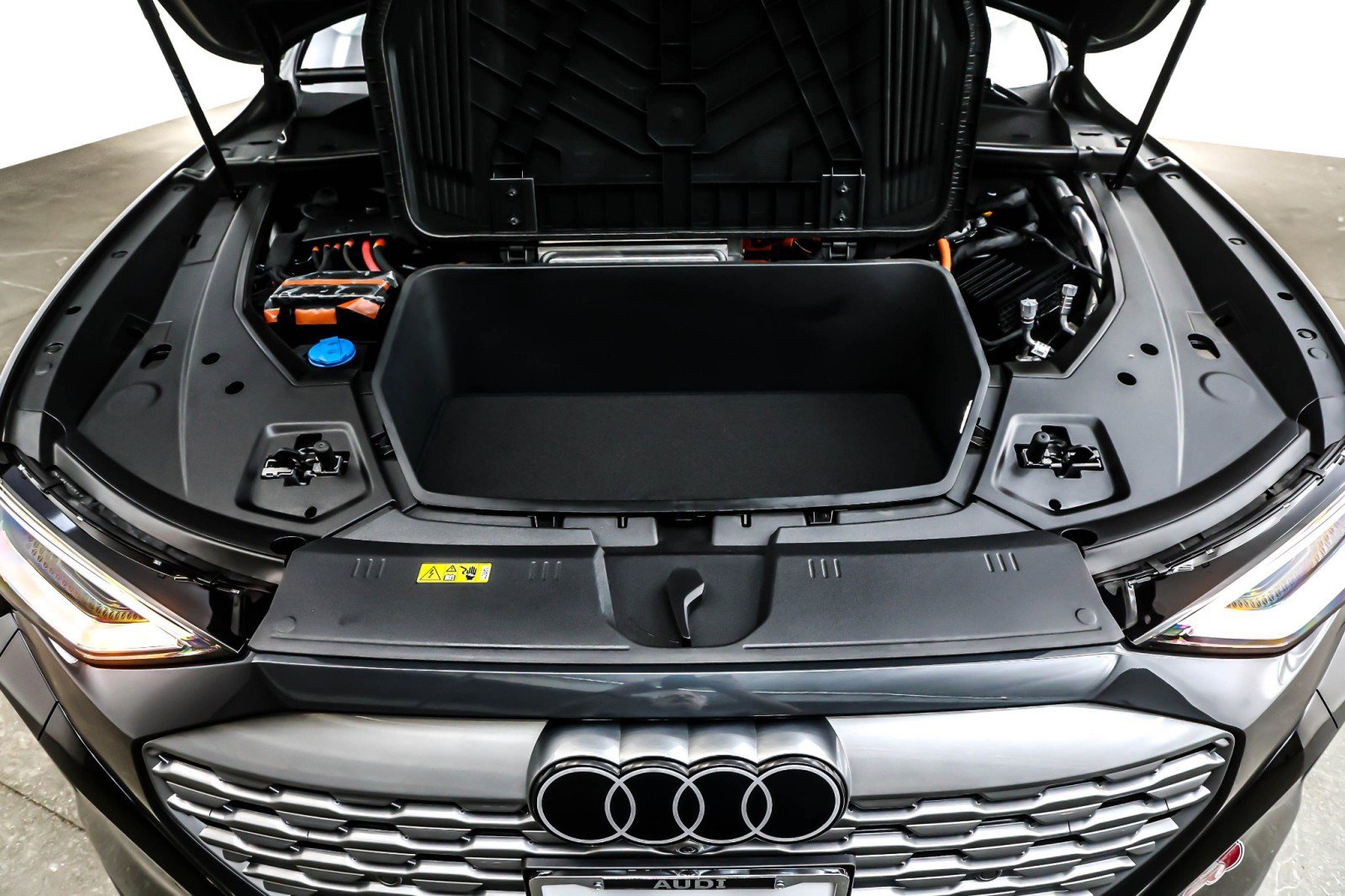 Used 2024 Audi Q8 e-tron Premium Plus image 11