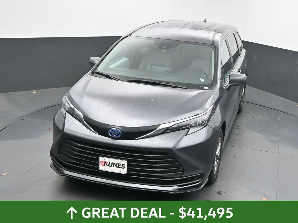 Used 2025 Toyota Sienna LE image 35