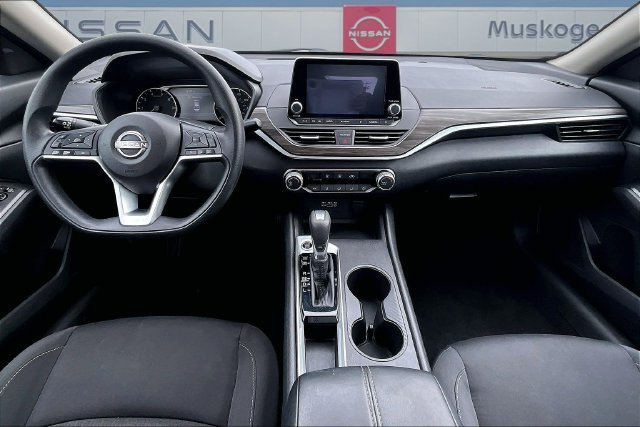 Used 2025 Nissan Altima 2.5 SV FWD image 7