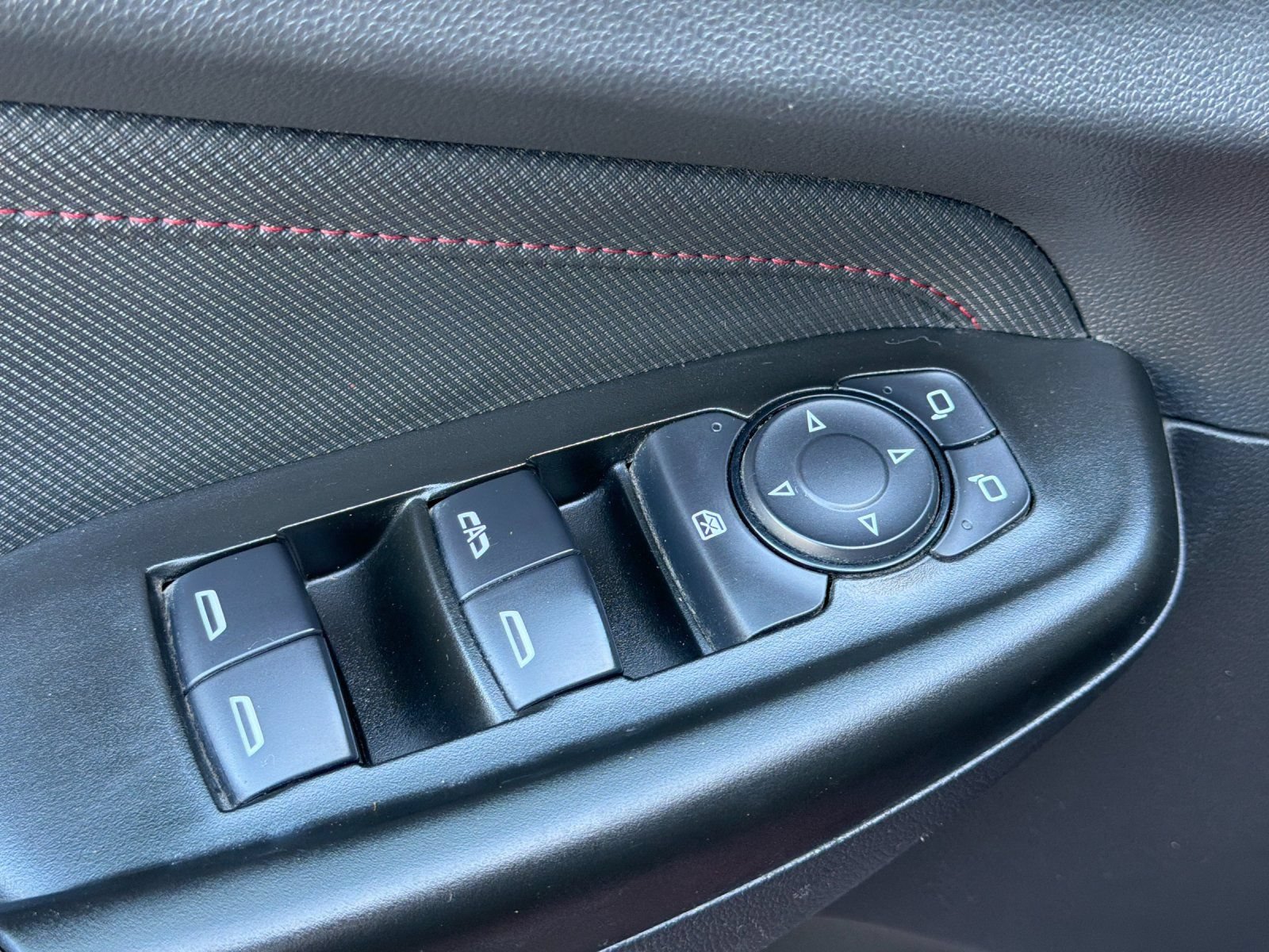 Used 2021 Chevrolet TrailBlazer RS w/ Sun and Liftgate Package FWD image 11