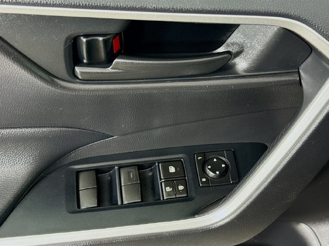 Used 2020 Toyota RAV4 LE FWD image 17