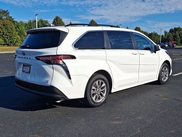 Used 2022 Toyota Sienna LE image 6