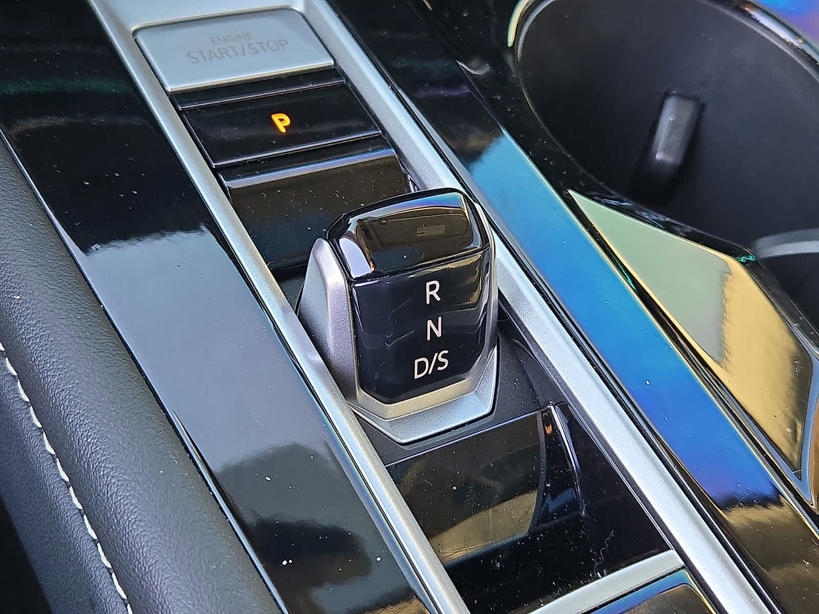 Used 2025 Volkswagen Atlas SEL Premium R-Line image 16