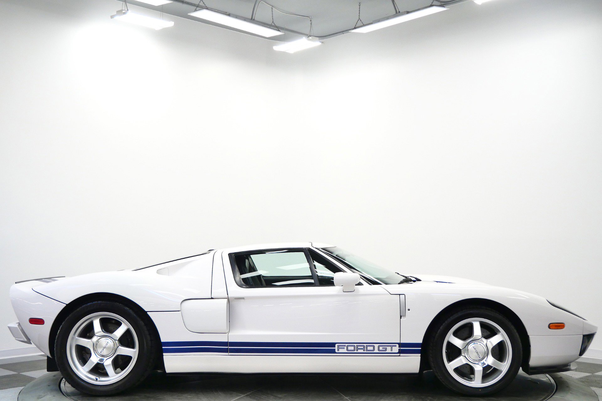 Used 2005 Ford GT RWD image 54