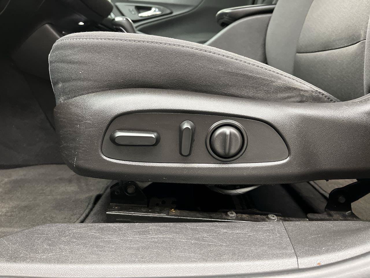 Used 2016 Chevrolet Malibu LT FWD image 9