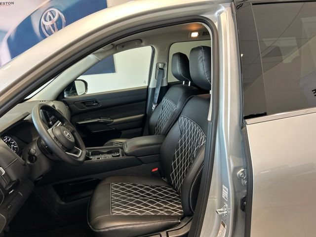 Used 2025 Nissan Pathfinder S AWD/4WD image 12