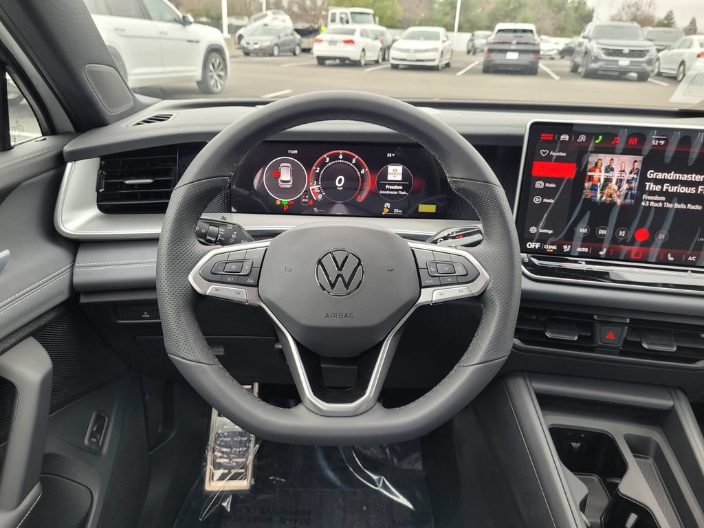 New 2026 Volkswagen Tiguan SE R-Line FWD image 16