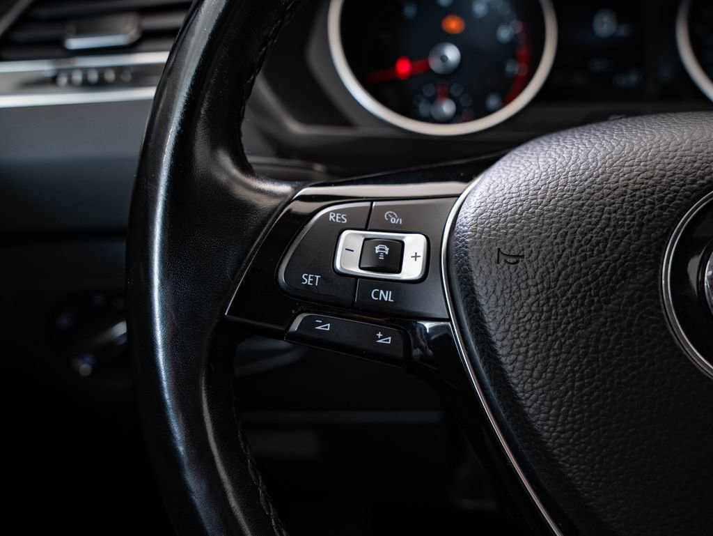 Used 2018 Volkswagen Tiguan SEL AWD/4WD image 27