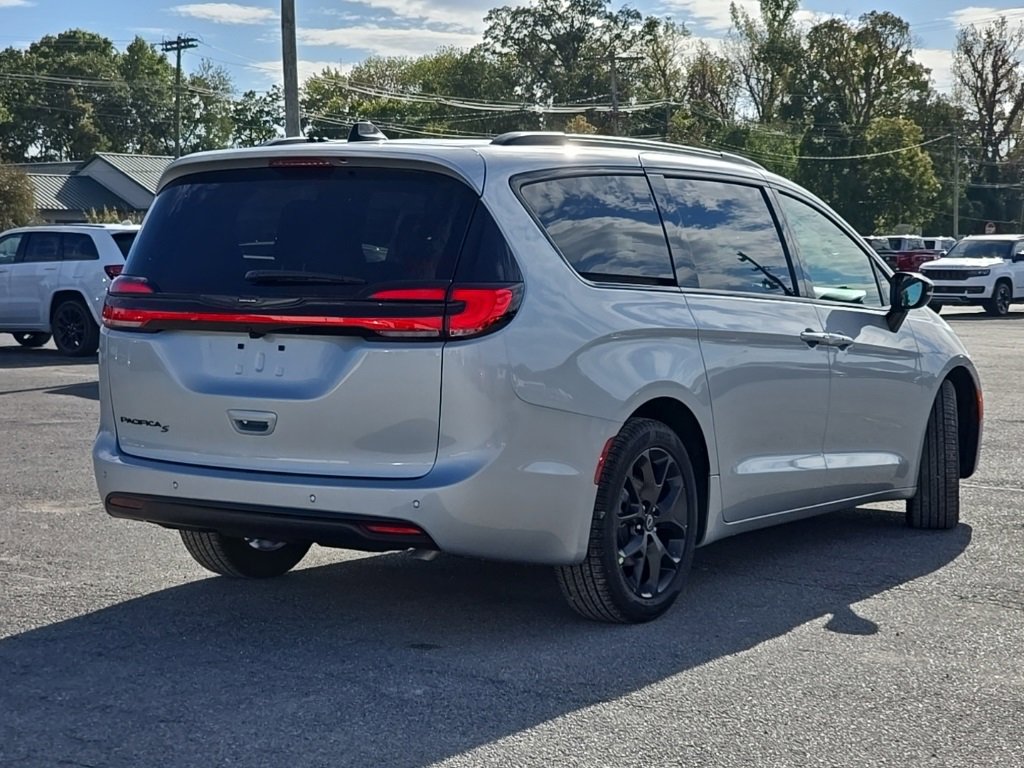 New 2026 Chrysler Pacifica Select image 7