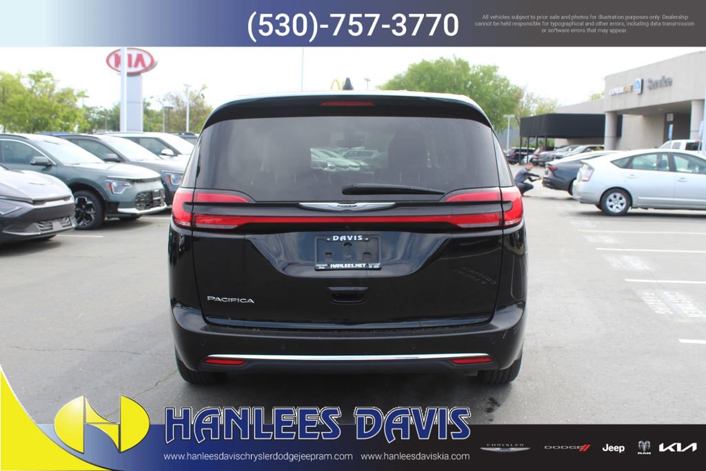 Used 2024 Chrysler Pacifica Touring-L image 8