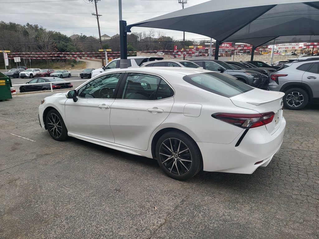 Used 2024 Toyota Camry SE image 12