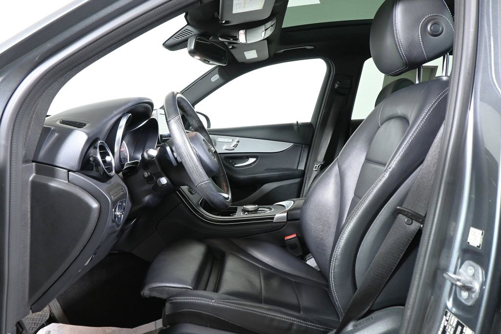 Used 2019 Mercedes-Benz GLC 300 4MATIC image 3