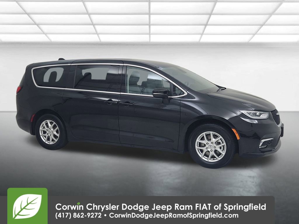 Used 2023 Chrysler Pacifica Touring-L image 1