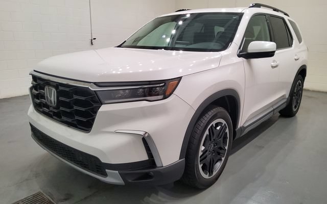Certified 2025 Honda Pilot Touring image 4