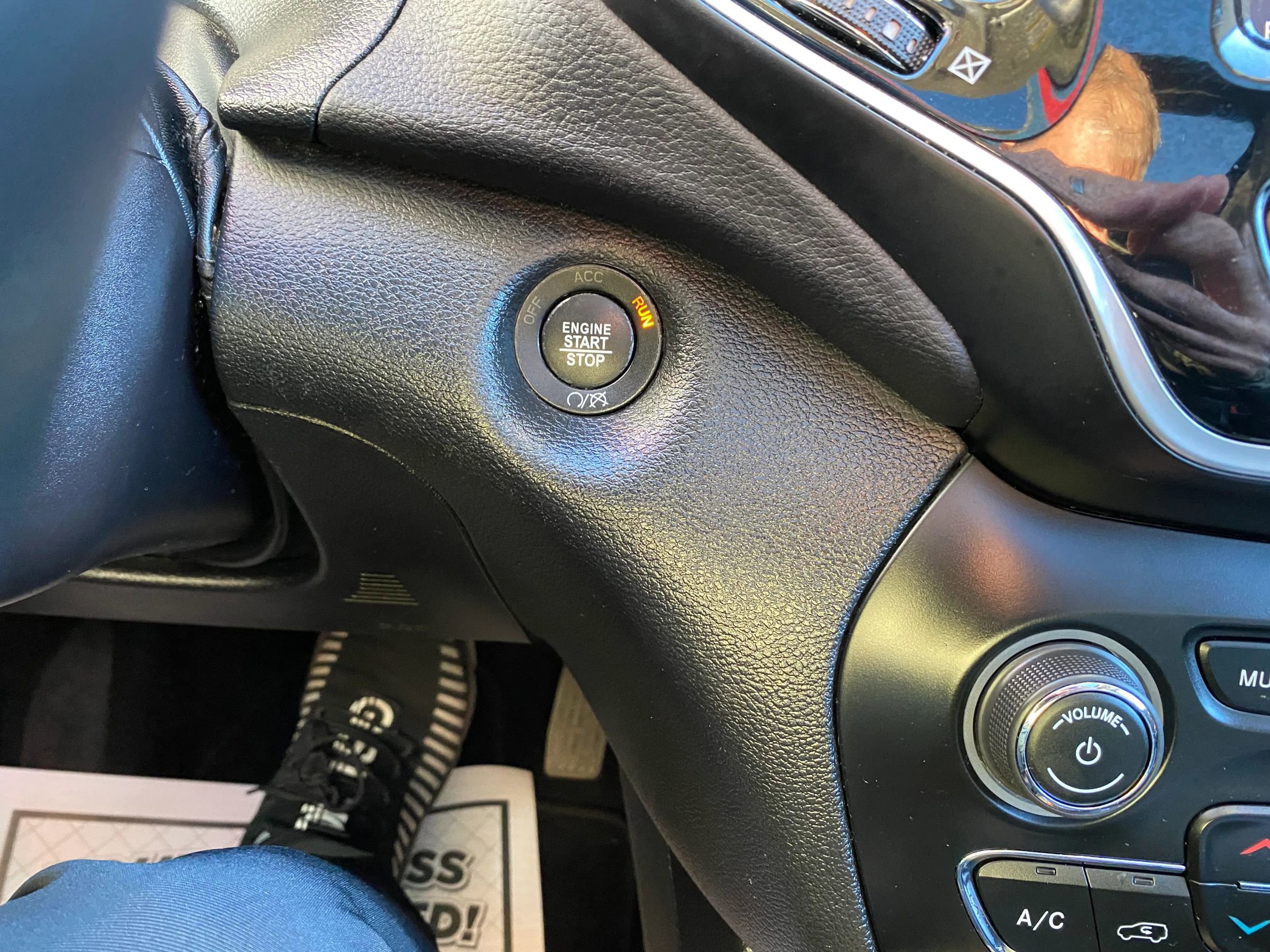 Used 2019 Jeep Cherokee Limited image 24