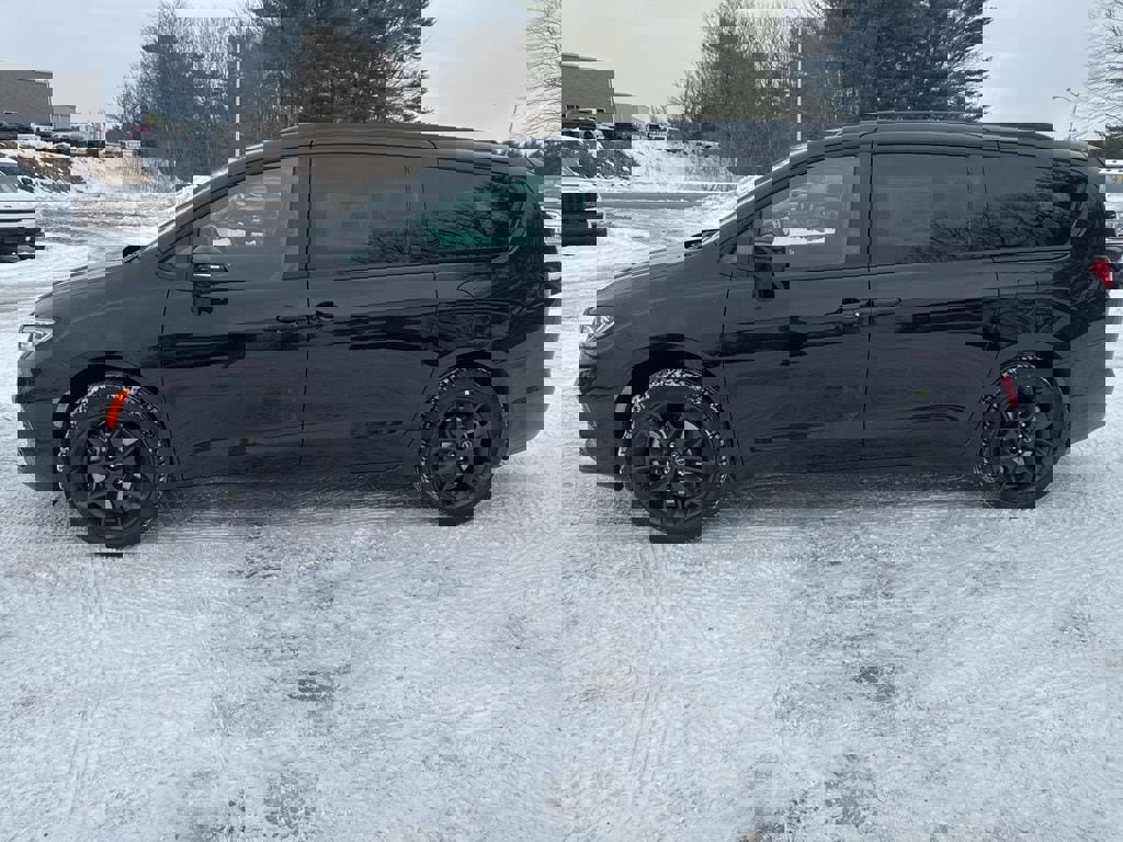 New 2026 Chrysler Pacifica Select image 2