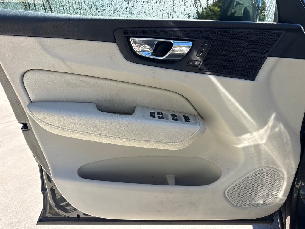 Used 2018 Volvo XC60 T6 Momentum w/ Advanced Package AWD/4WD image 13