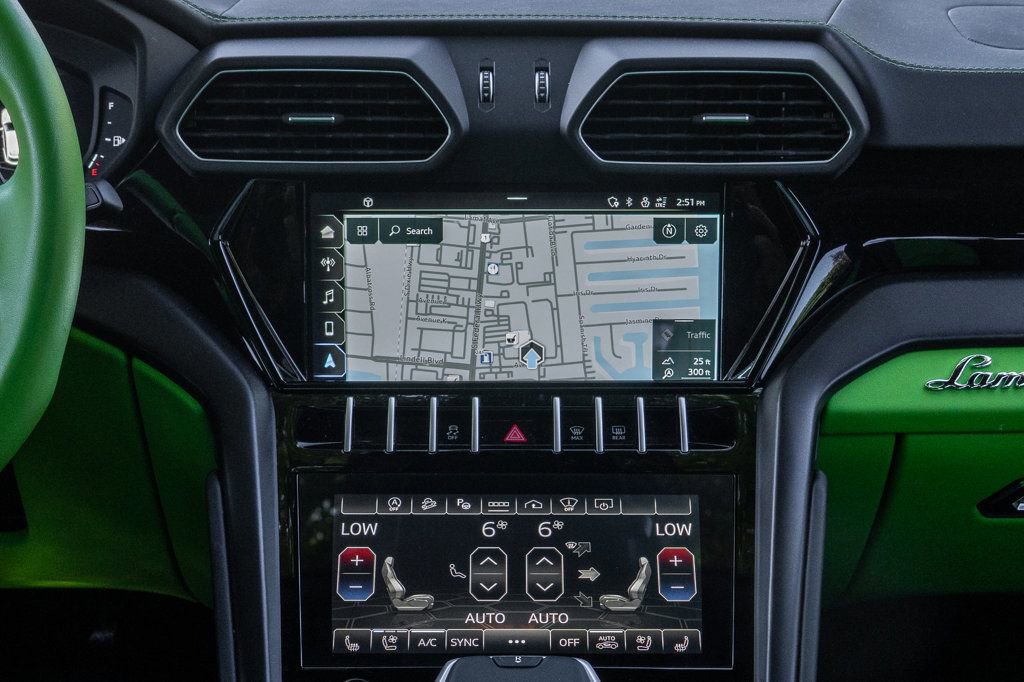 Used 2022 Lamborghini Urus AWD/4WD image 19